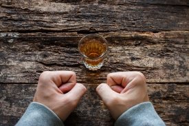 Алкоголизм: как распознать на ранних стадиях и уберечь близких